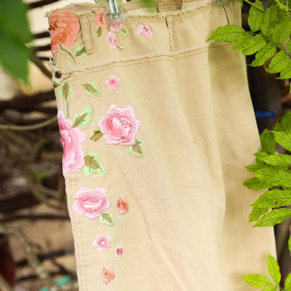Soft tan jean skirt with embroidery detail sz 6